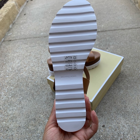 New Mk sandals 🥰 super stylish - Picture 5 of 10